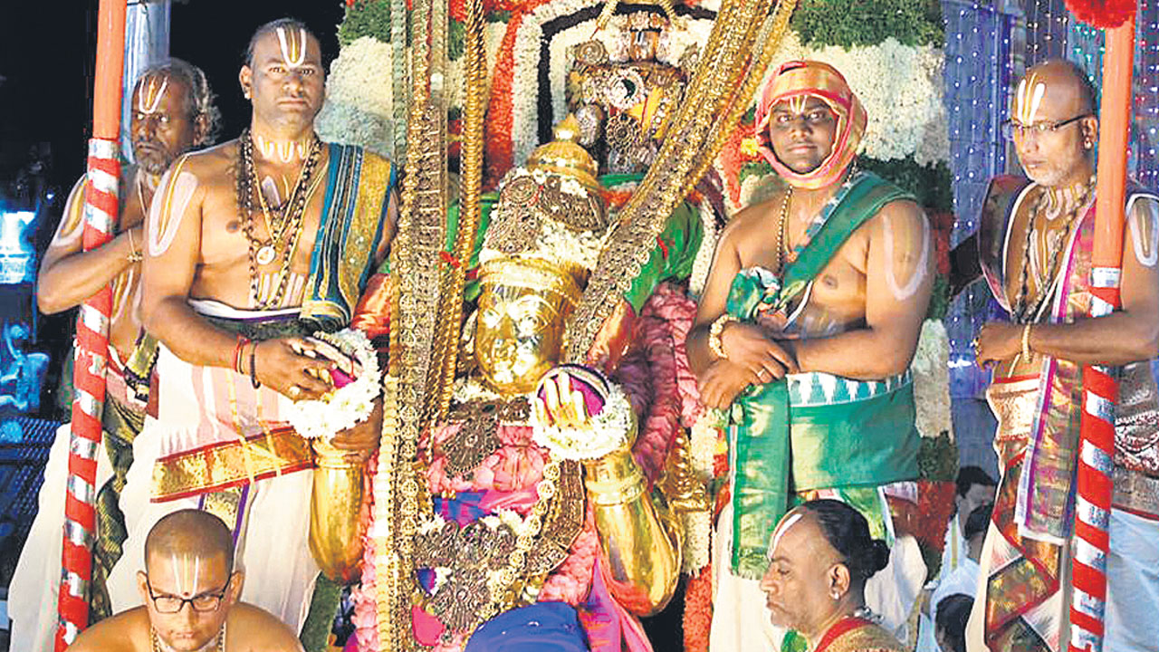 గరుడవాహనంపై మలయప్ప స్వామి