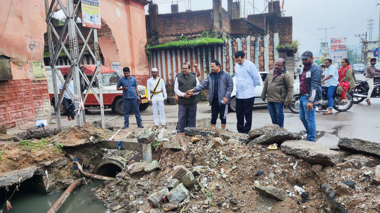 భారీ వర్షాలు పడుతున్నా స్పందించరా?