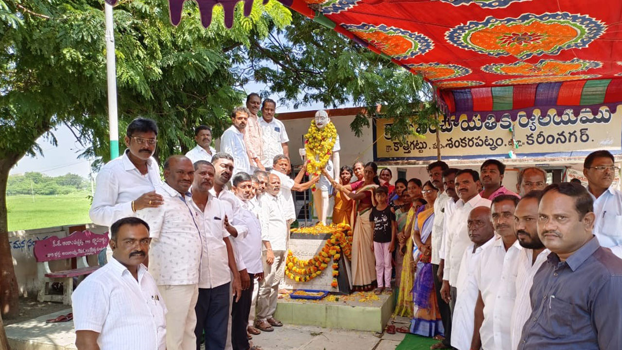 బాపూజీ అడుగుజాడల్లో నడవాలి