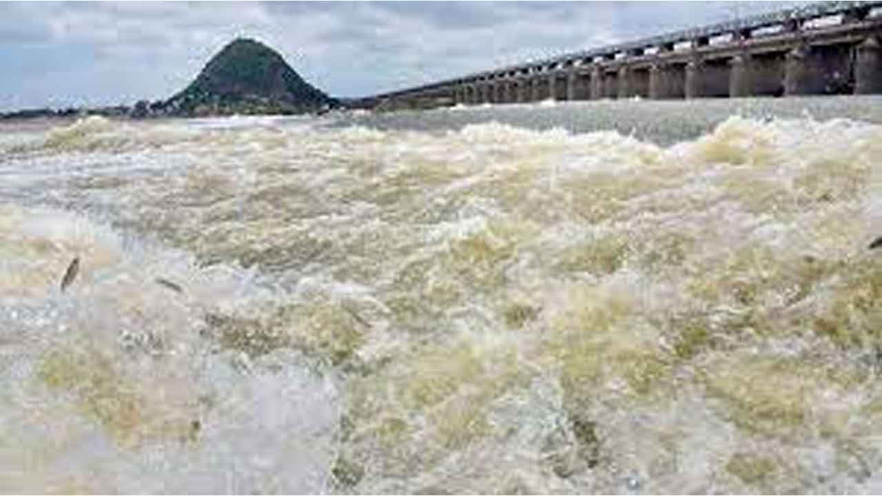 ప్రకాశం బ్యారేజ్ వద్ద మొదటి ప్రమాద హెచ్చరిక జారీ