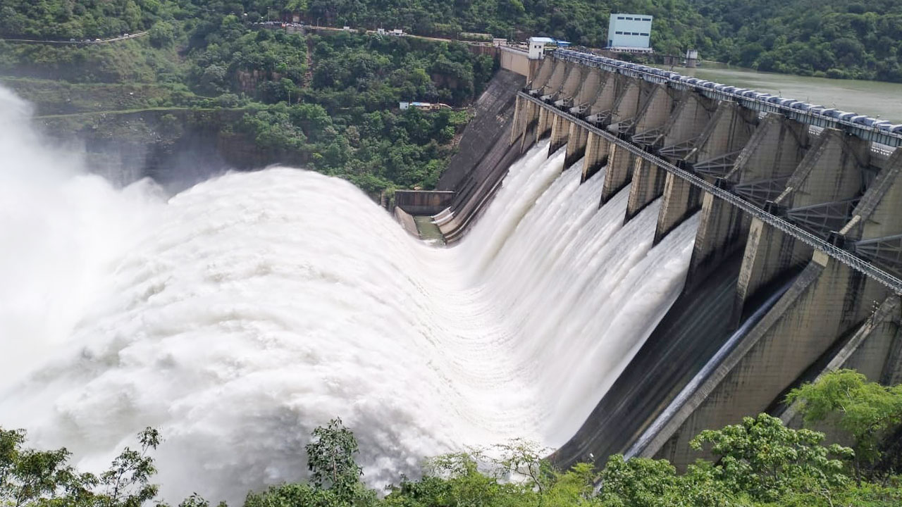 ప్రాజెక్టులకు నిలకడగా వరద