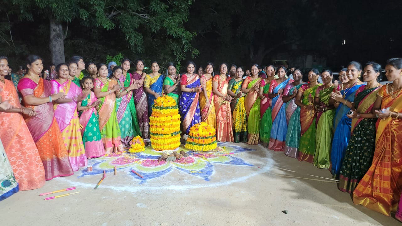 ఘనంగా పూలపండుగ