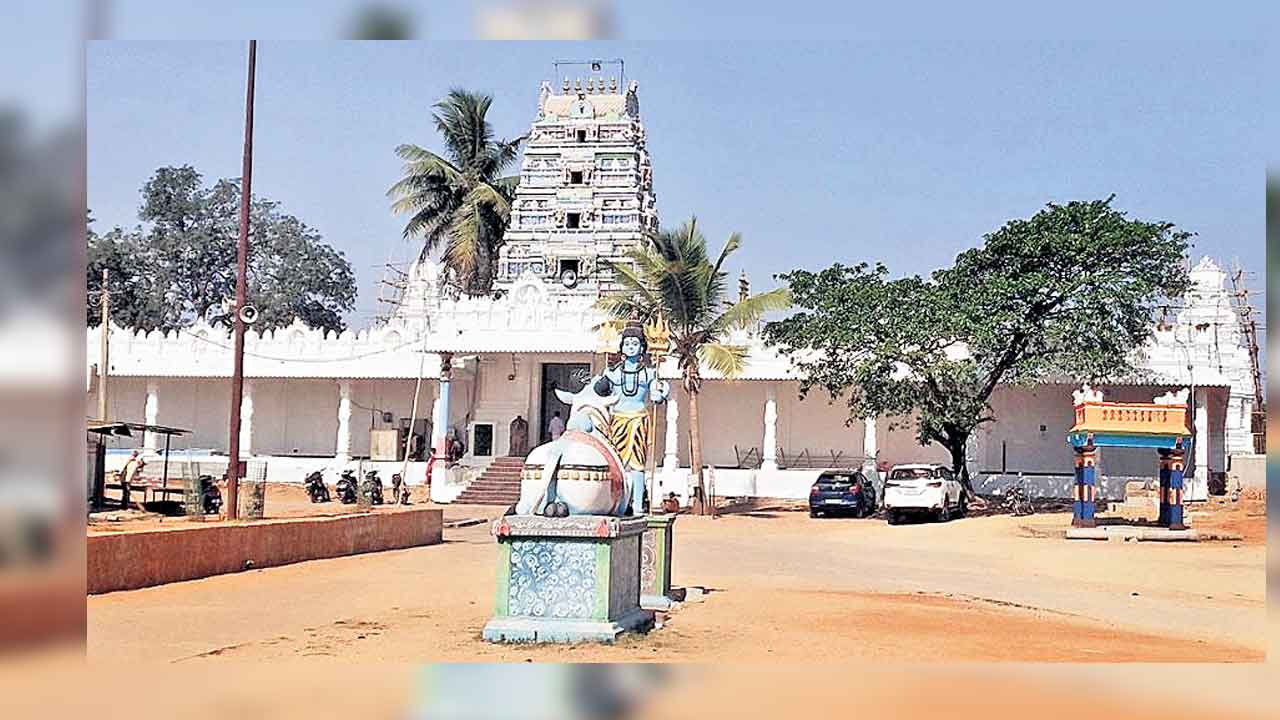 వీరభద్రస్వామి ఆలయంలో..కార్తిక పూజలు