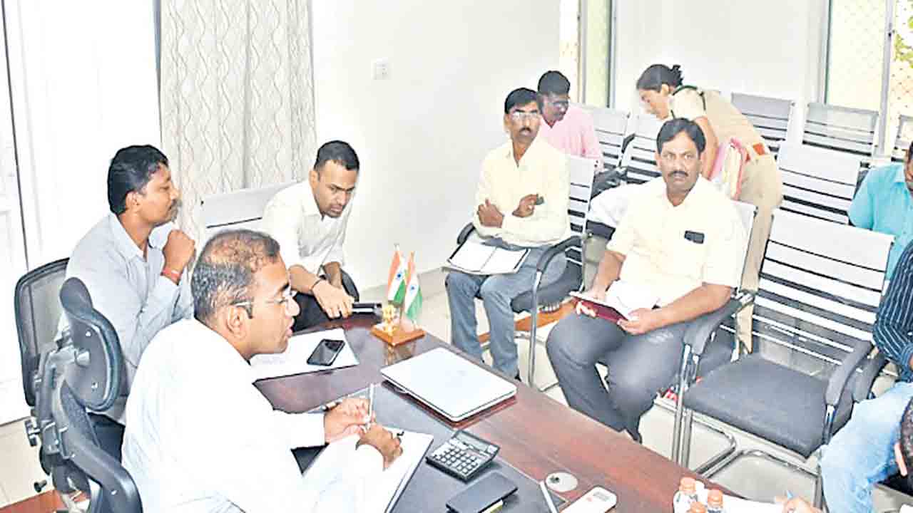 గిరిజన పునరావాస సర్వే త్వరగా పూర్తి చేయాలి