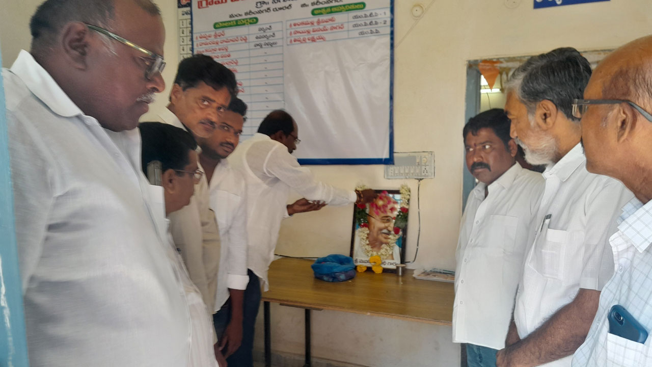 గాంధీజీ ఆశయ సాధనకు కృషి చేయాలి