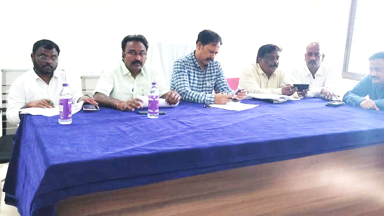 దళిత బంధు యూనిట్లు పూర్తి చేయాలి