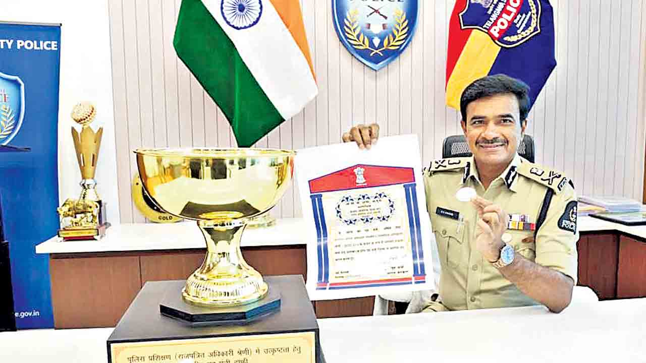 సీవీ ఆనంద్‌కు ఉత్తమ పోలీసు శిక్షణ ట్రోఫీ