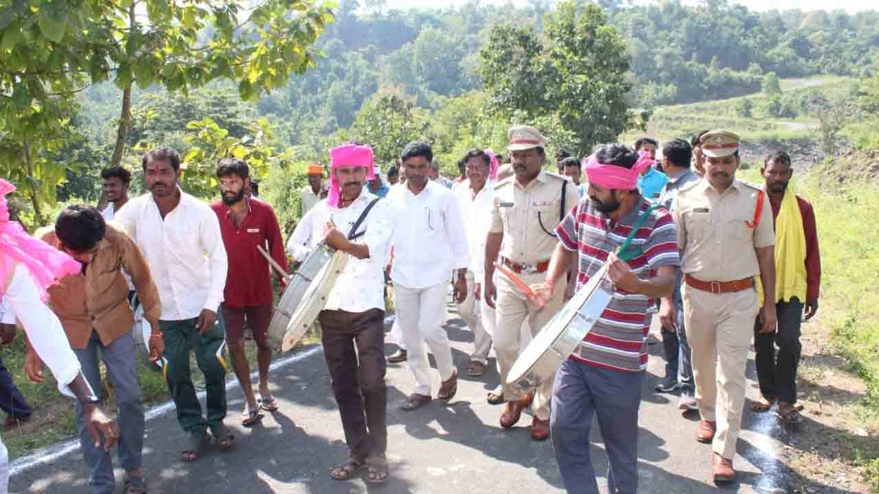 గిరిజనులు అన్ని రంగాల్లో అభివృద్ధి చెందాలి
