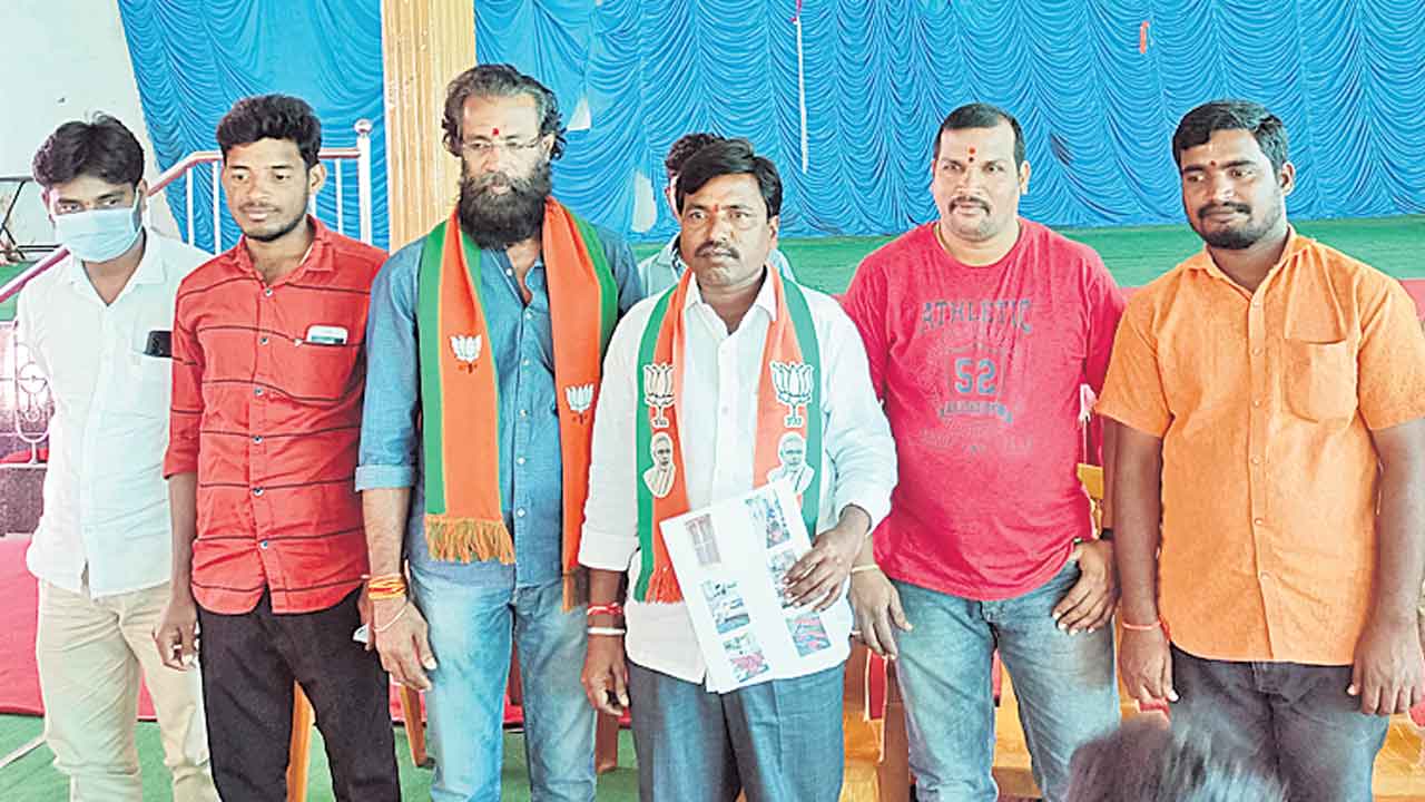 బీజేపీలో భగ్గుమన్న విభేదాలు