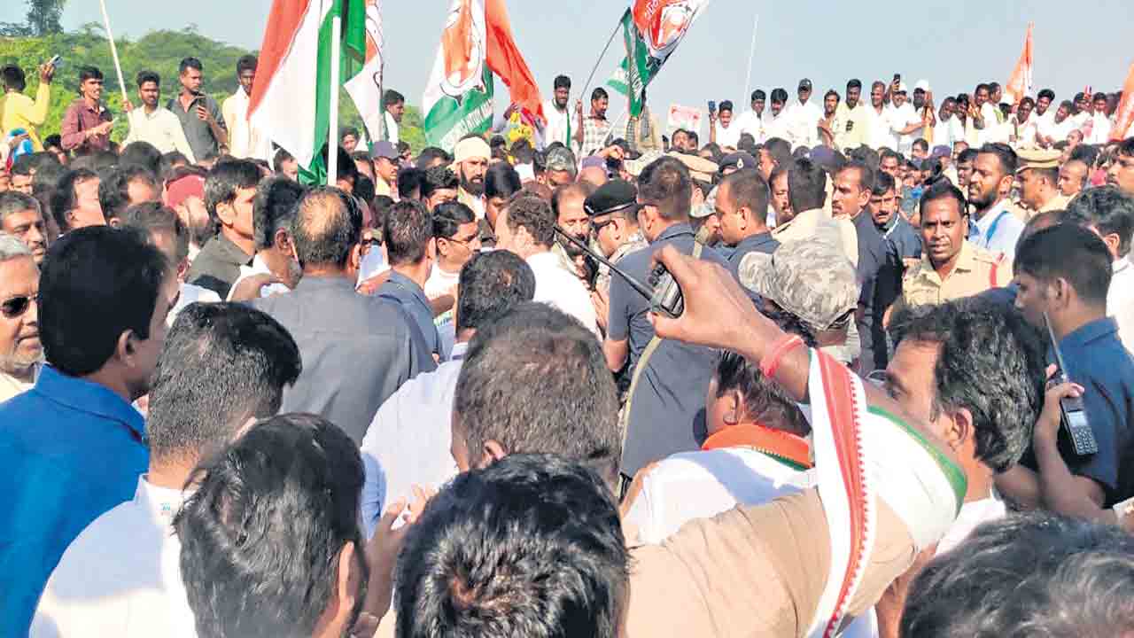 భారత్‌ జోడో యాత్రలో కాంగ్రెస్‌ కార్యకర్తల అత్యుత్సాహం
