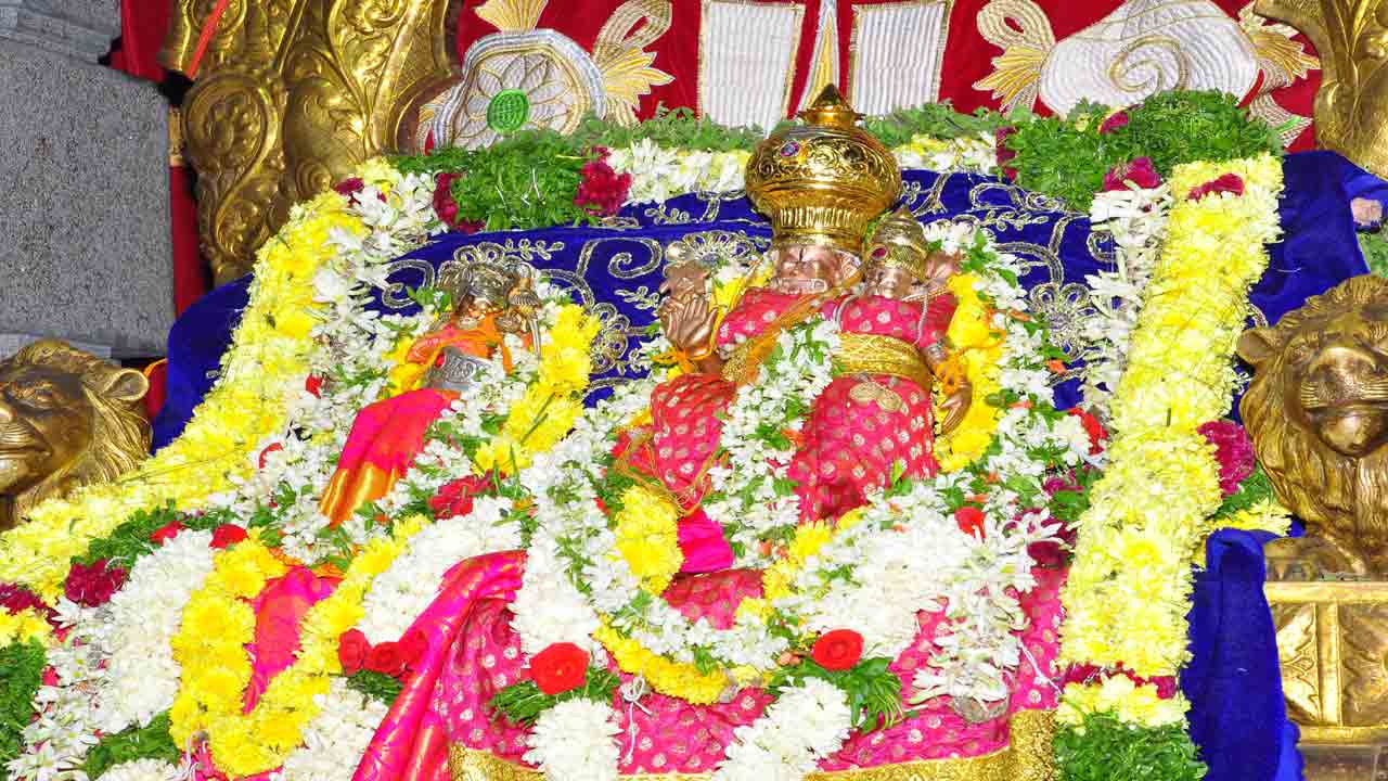 యాదాద్రిలో భక్తుల సందడి