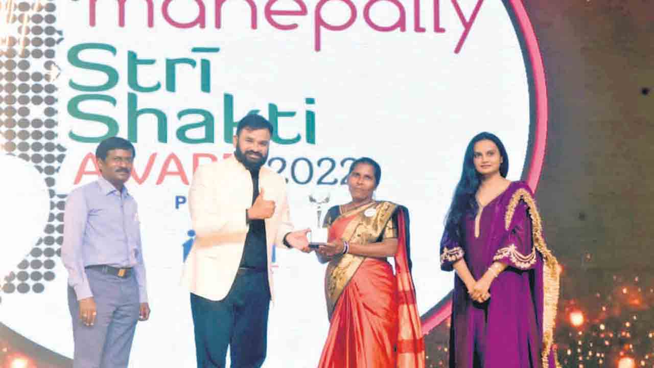 చుక్కల లక్ష్మికి రాష్ట్రస్థాయి స్త్రీశక్తి అవార్డు