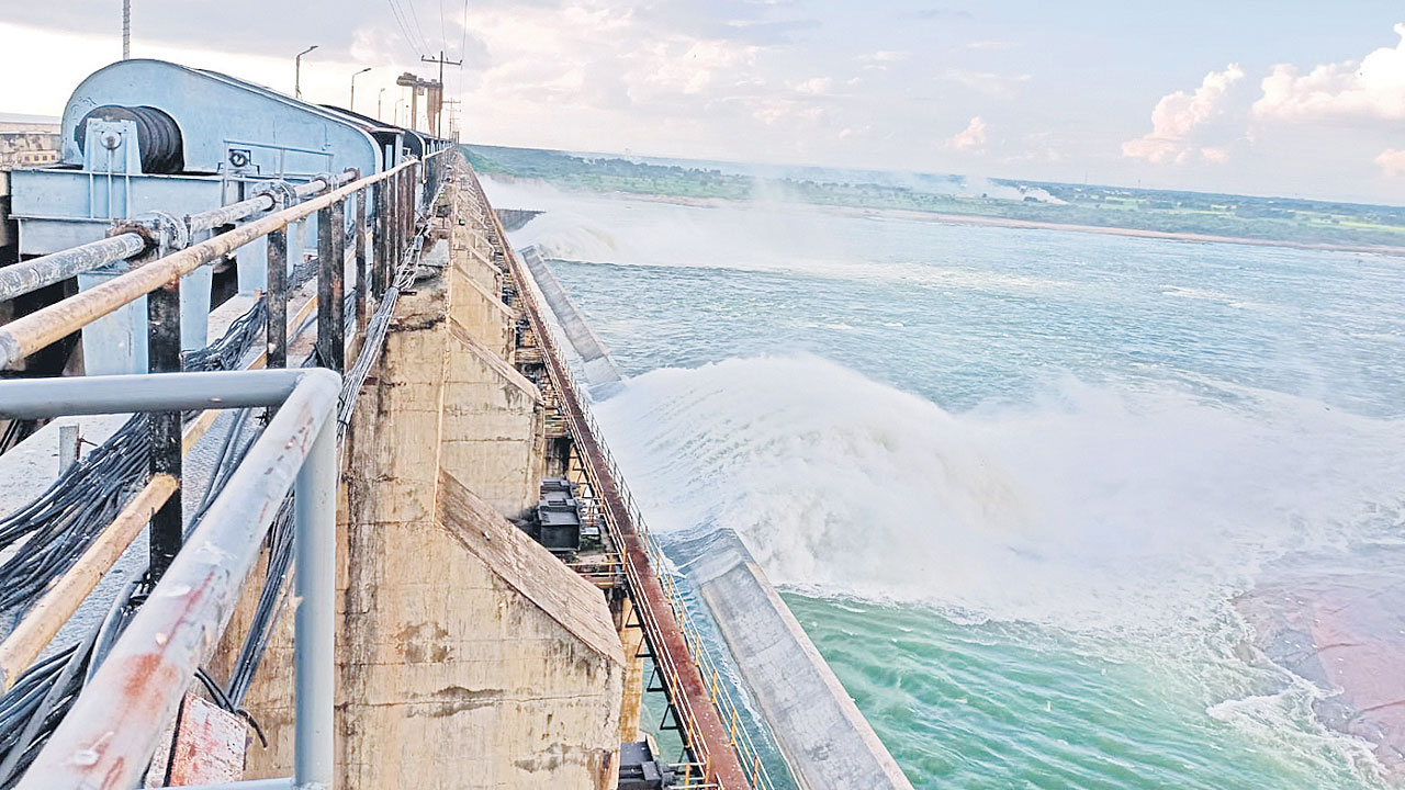 నిండుకుండల్లా జలాశయాలు