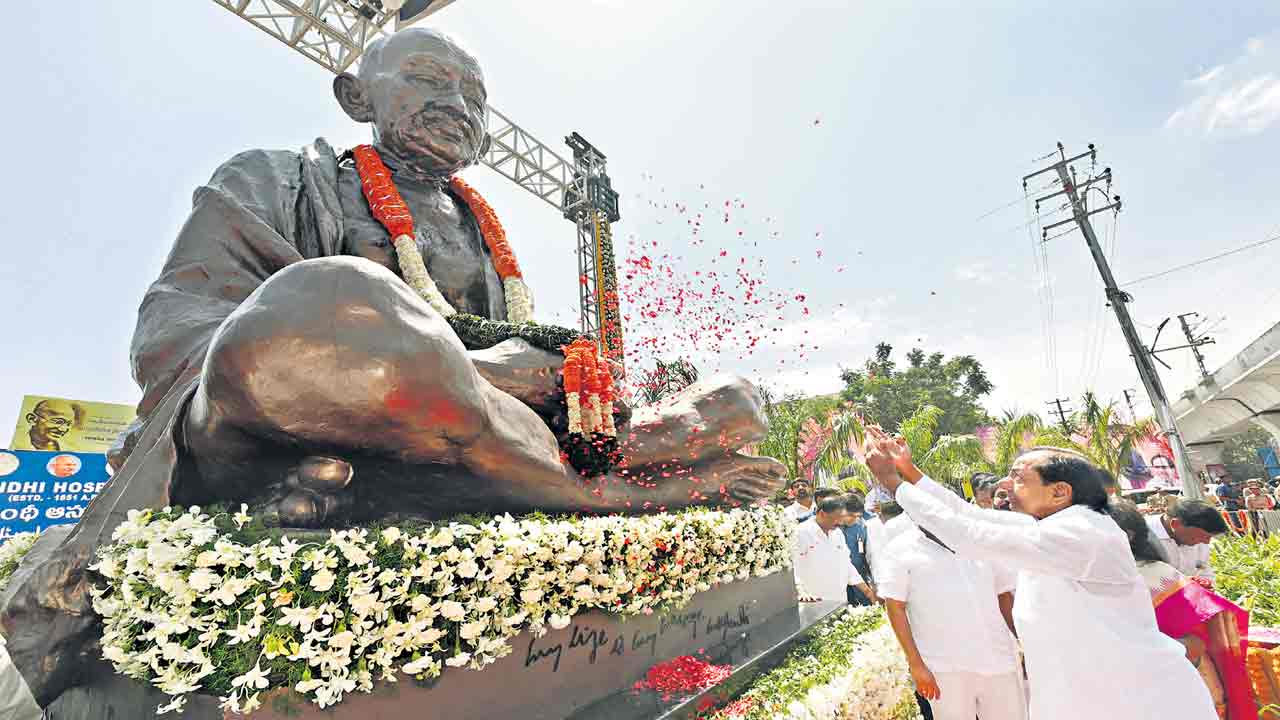 మహాత్ముడు సదా స్మరణీయుడు