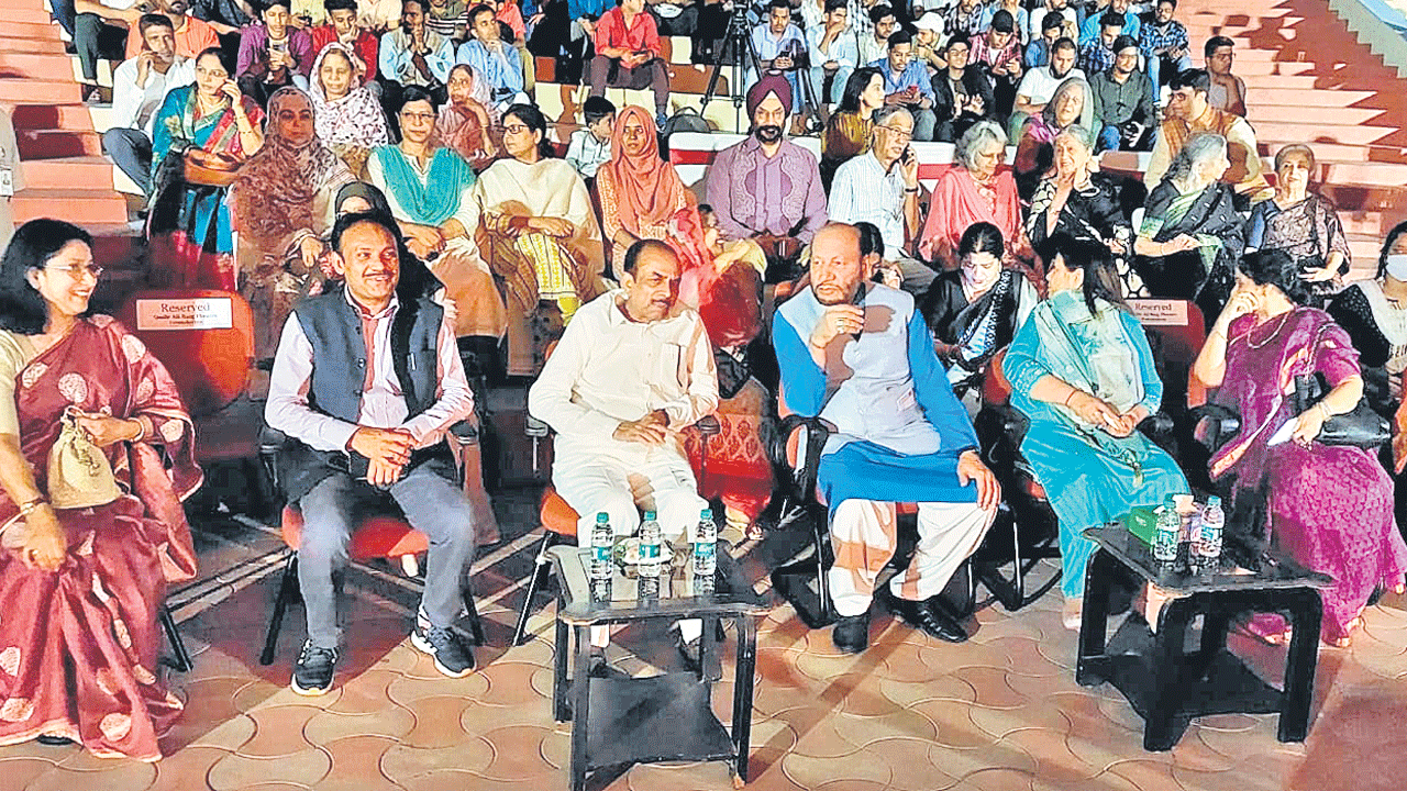 సాంస్కృతిక, నైతికతను ప్రేమించే స్వభావం ఉండాలి