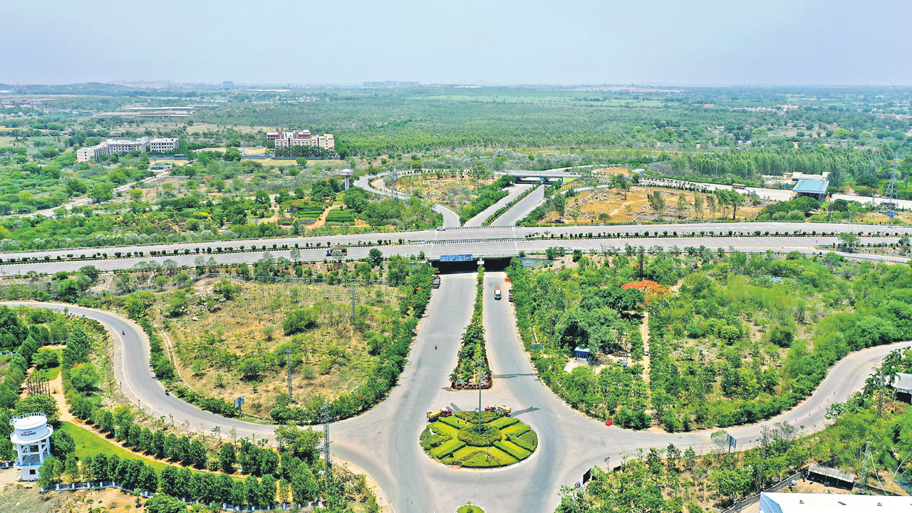 ఔటర్‌ రోడ్డు.. 16 లేన్లు