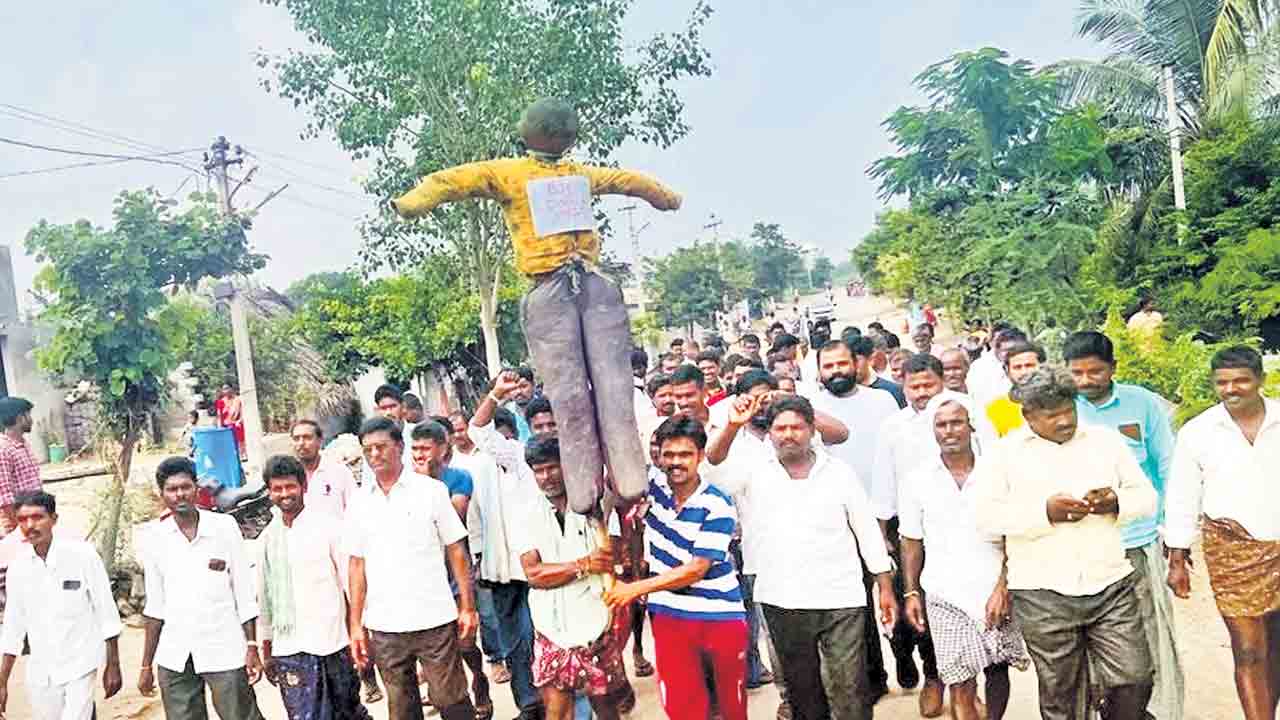 రగిలిన గొల్ల కురుమలు