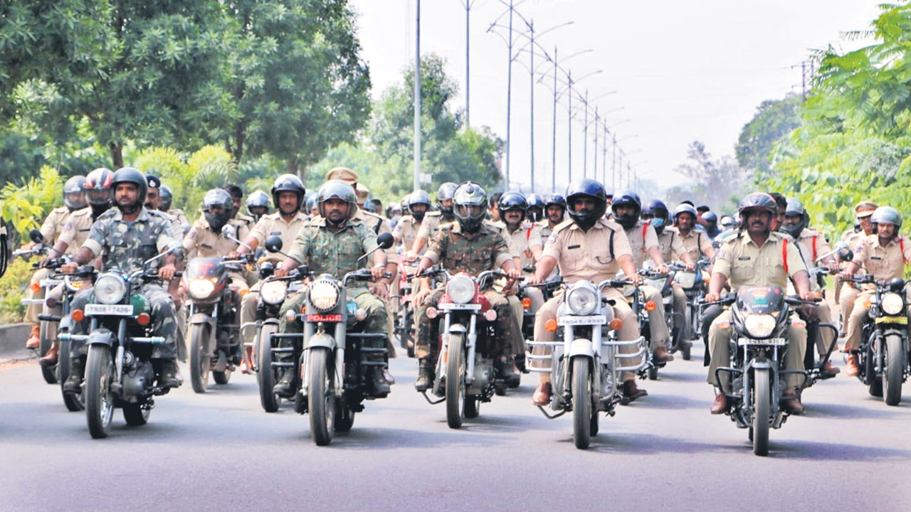 అమరుల స్ఫూర్తితో ముందుకు నడవాలి