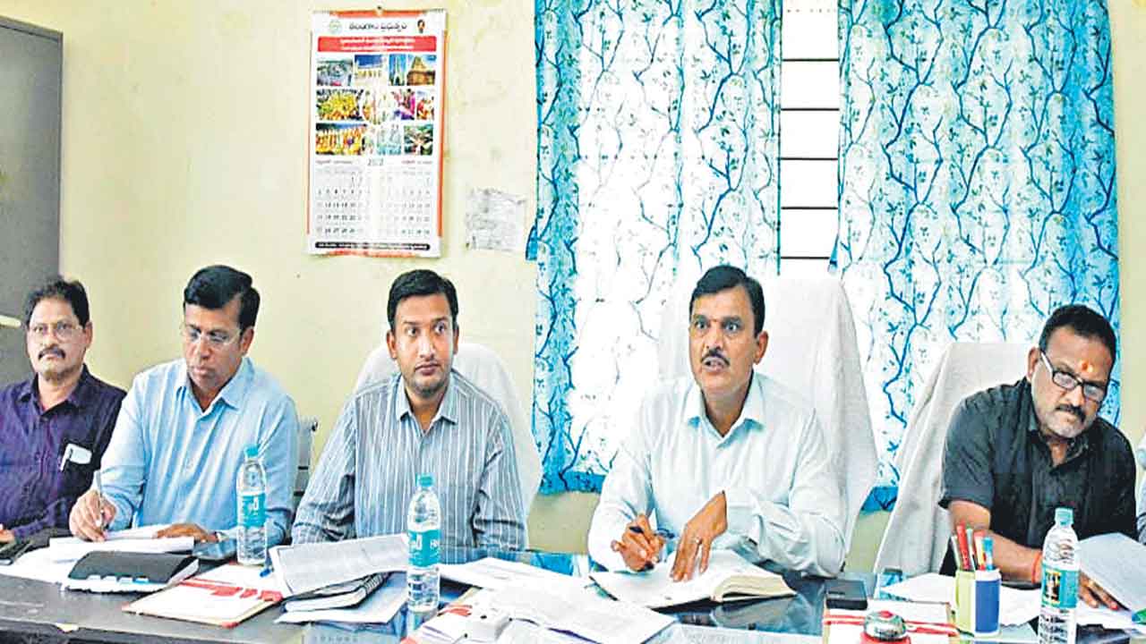 అభివృద్ధి పనులు వేగవంతం చేయాలి