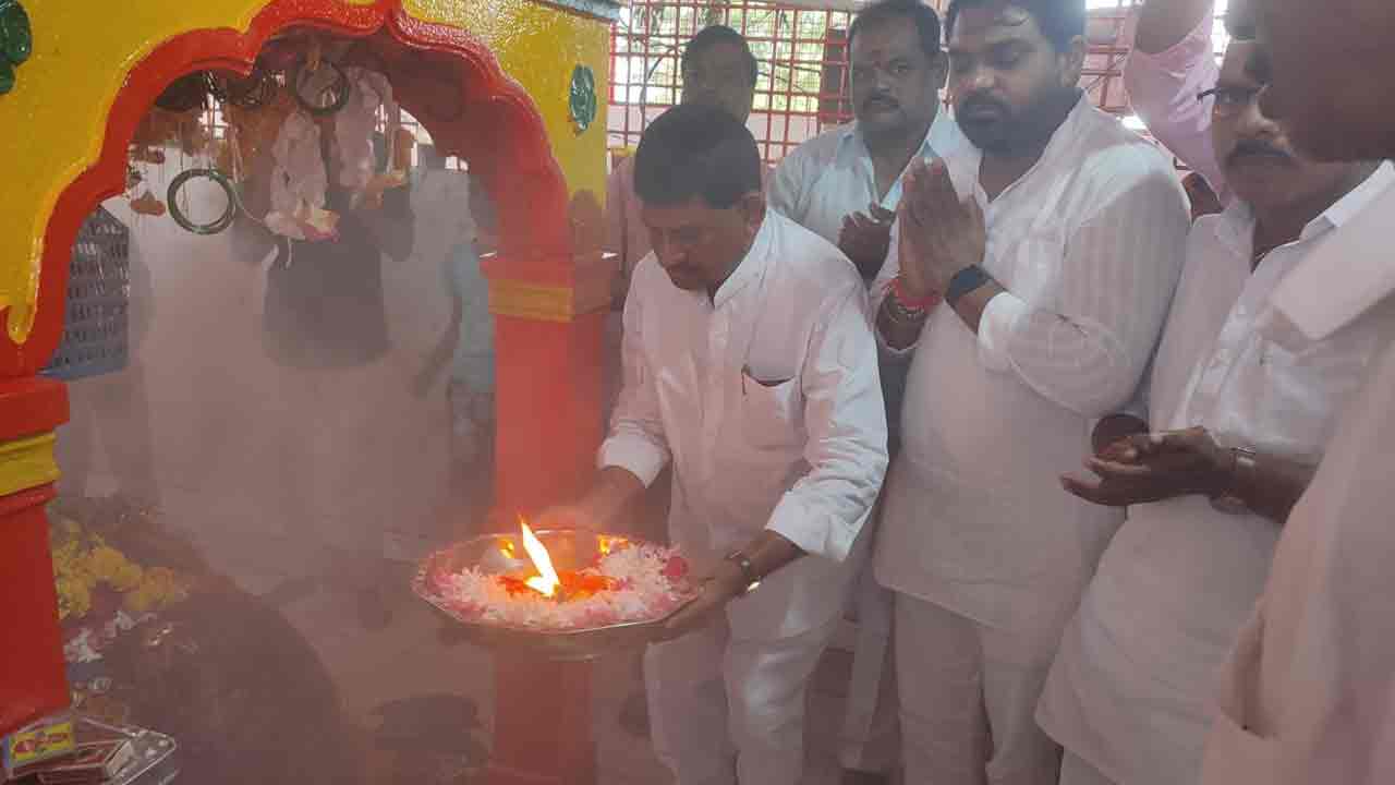 ఆలయాభివృద్ధికి కృషి చేస్తా