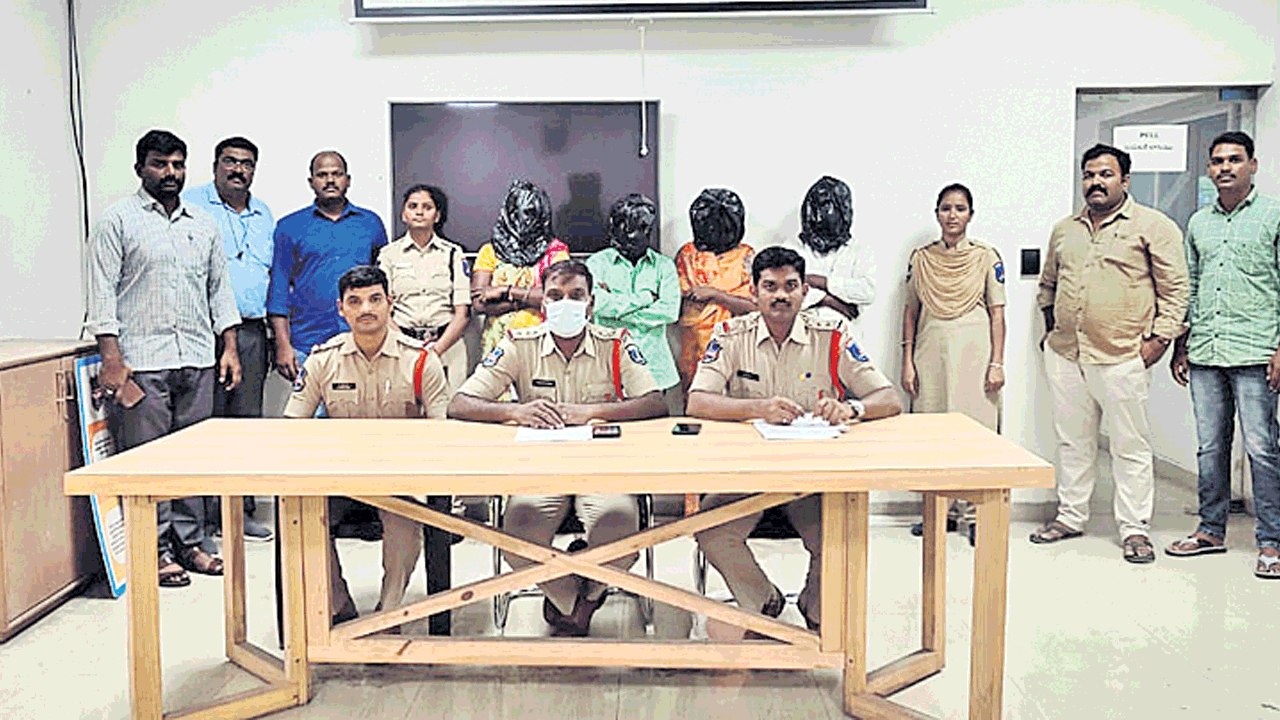 నలుగురు దొంగలు అరెస్టు..