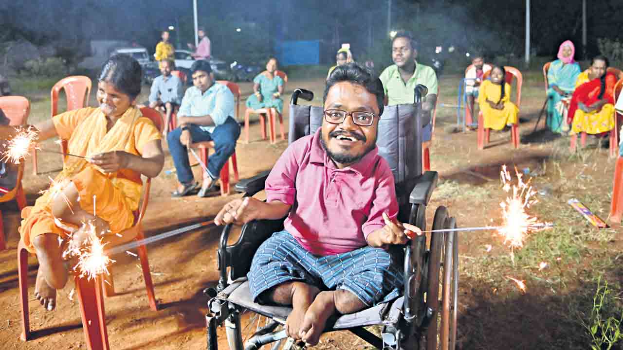 మర్రిగూడలో ఫ్లోరోసిస్ బాధితుల దీపావళి వేడుకలు