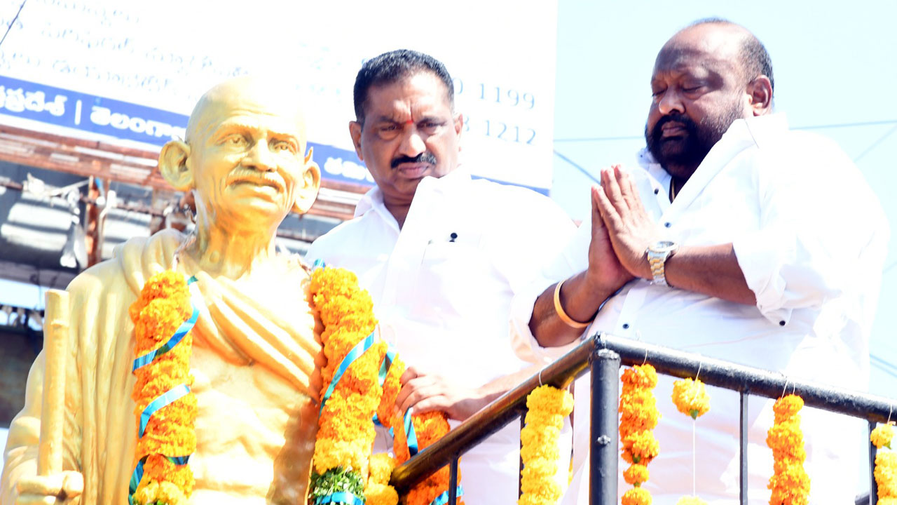 మహాత్ముడి మార్గం అనుసరణీయం