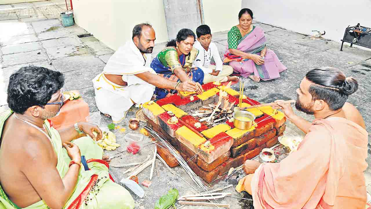 కేసీఆర్‌ ప్రధాని కావాలని సుదర్శన హోమం