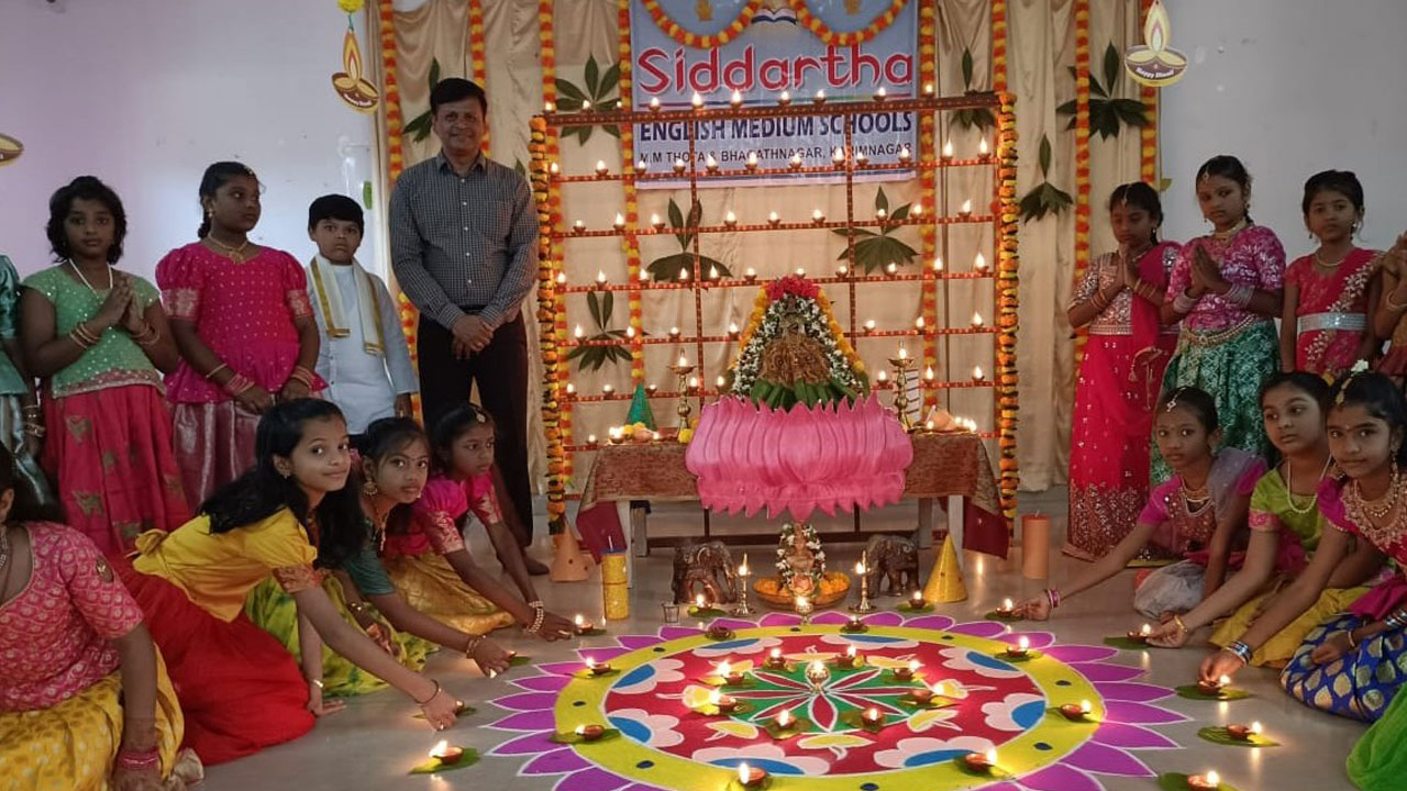 విద్యాలయాల్లో ముందస్తు దీపావళి