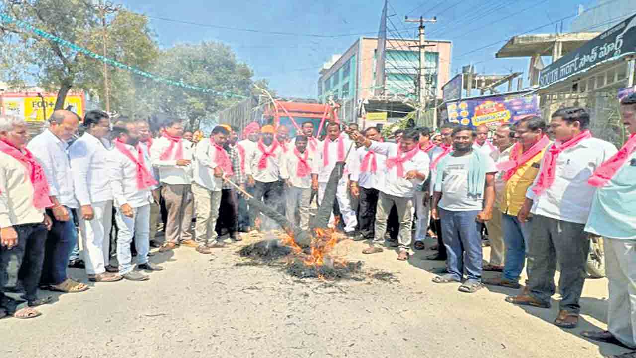 భగ్గుమన్న దుబ్బాక.. ఎమ్మెల్యే రఘునందన్‌ దిష్టిబొమ్మల దహనం