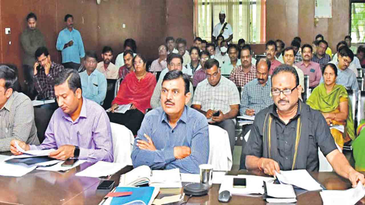 ప్రధాన కార్యక్రమాలపై దృష్టిసారించాలి: సంగారెడ్డి కలెక్టర్‌ శరత్‌