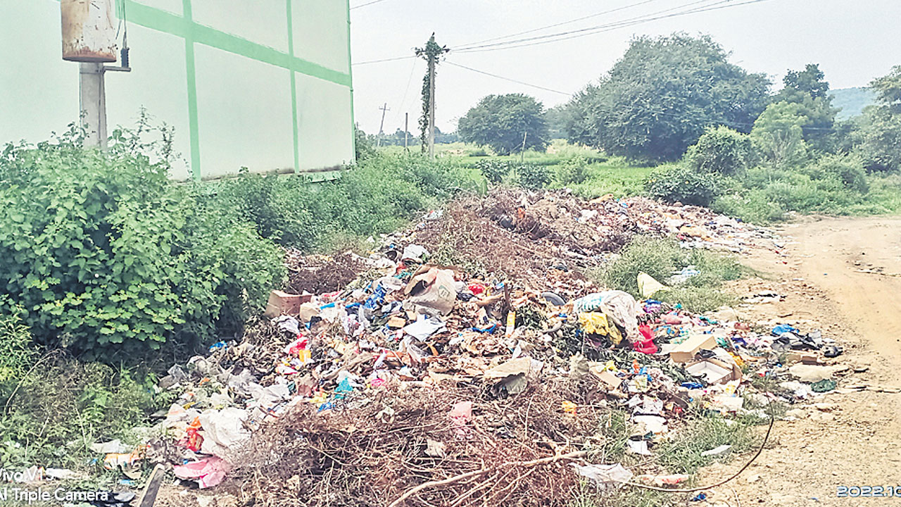 సేకరించిన చెత్తపై అశ్రద్ధ