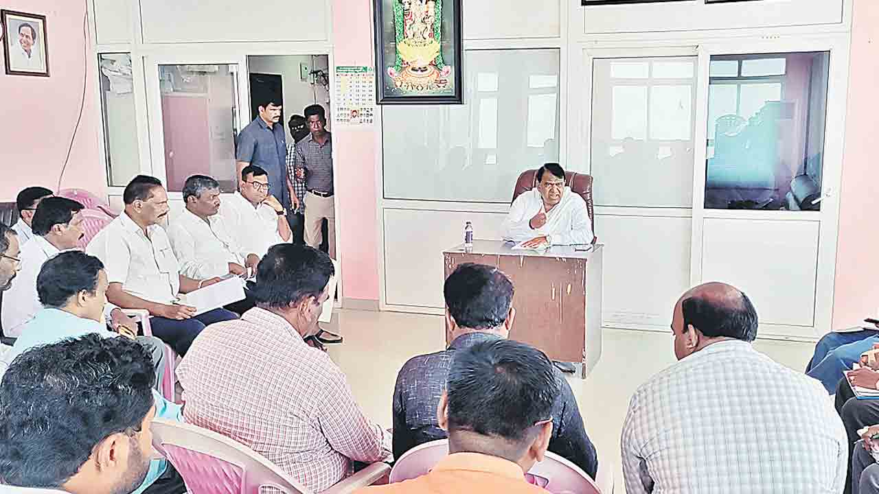 పేదల జీవితాలతో చెలగాటం ఆడొద్దు