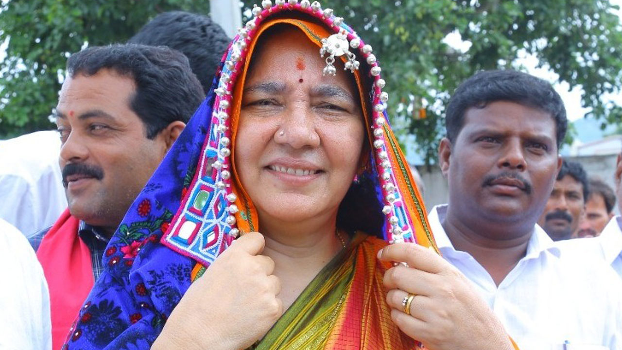 గిరిజనుల ఓట్లు అడుగడానికి బీజేపీకి సిగ్గుండాలి