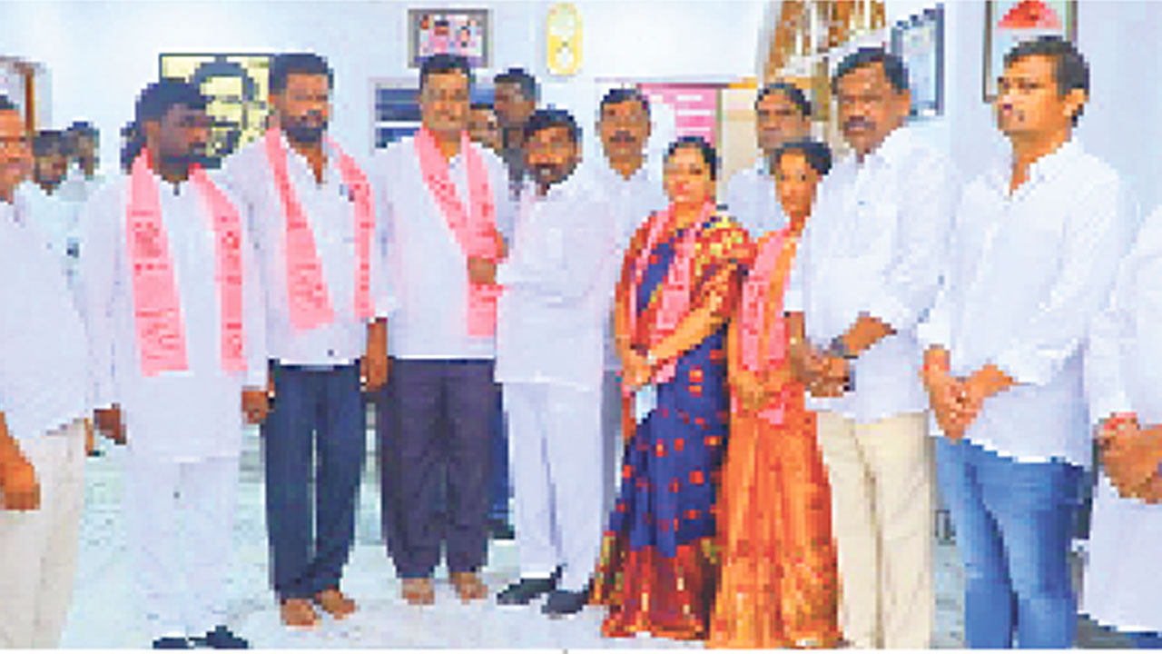 ఊర్లకు ఊర్లకే గులాబీ బాట