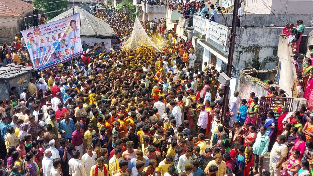 అడెల్లి పోచమ్మా.. సల్లంగ సూడు..