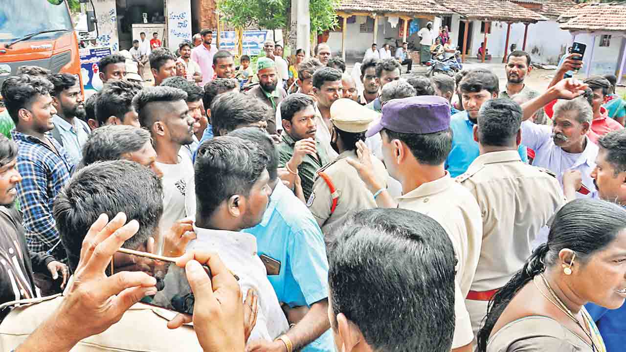 మా ఊళ్లకు ఇస్తానన్న డబ్బు ఏదీ?