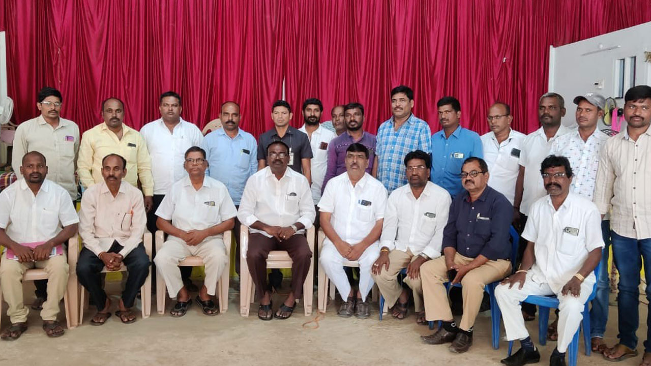 మోటర్లకు మీటర్లు పెడతామంటున్న బీజేపీకి బుద్ధి చెప్పాలి