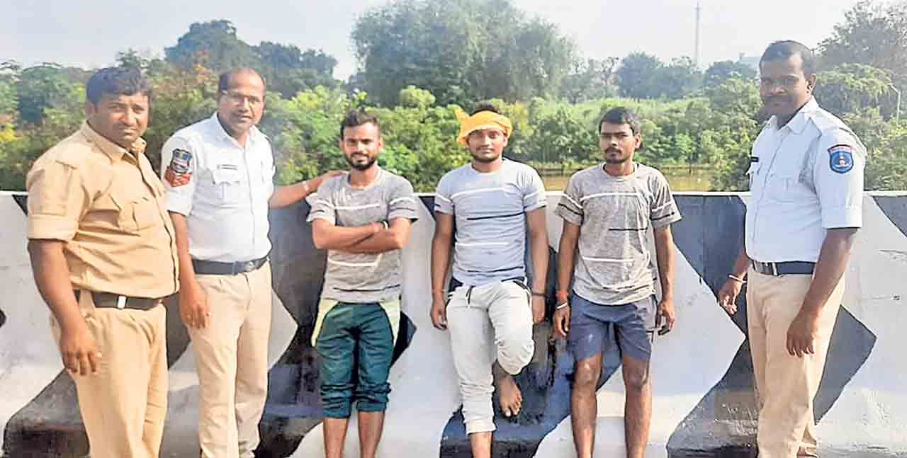 సమయస్ఫూర్తికి సలాం కొట్టుకుపోతుంటే.. కాపాడారు