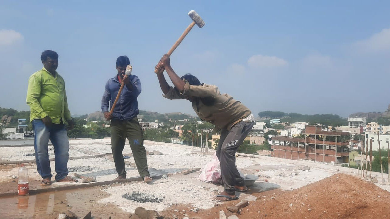 అక్రమ నిర్మాణాల కూల్చివేత