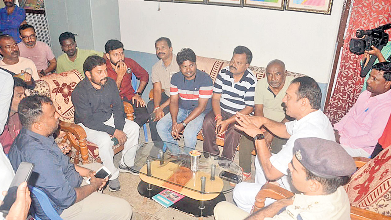 వీఎం హోం ట్రస్ట్‌ భూములను రక్షిస్తాం