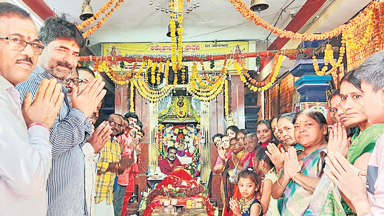 రాజరాజేశ్వరీ దేవిగా అలంకరణ..