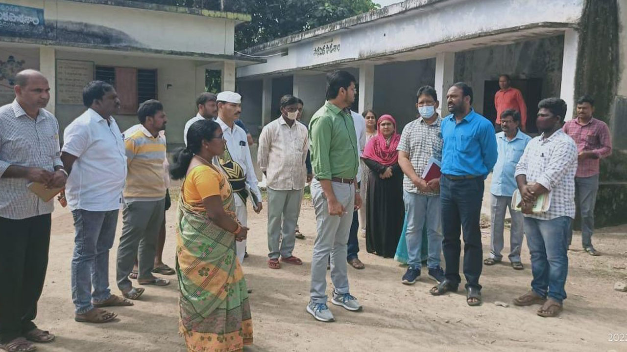 అభివృద్ధి పనుల్లో వేగం పెంచాలి