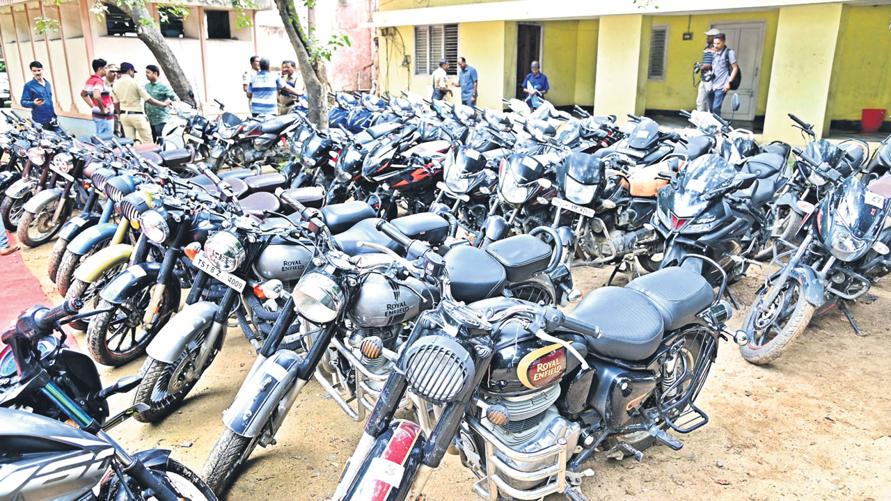 జల్సాలకు అలవాటు పడి చోరీలు