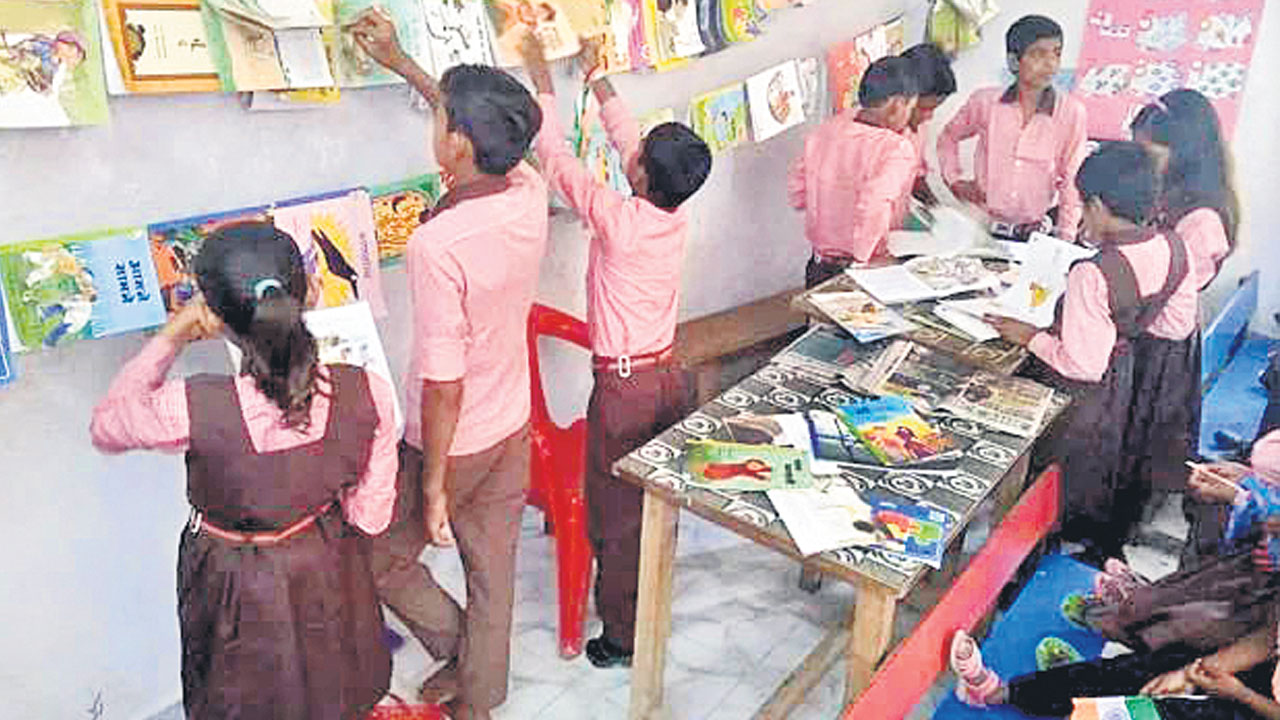 బడుల్లో ‘రీడింగ్‌ కార్నర్‌లు’