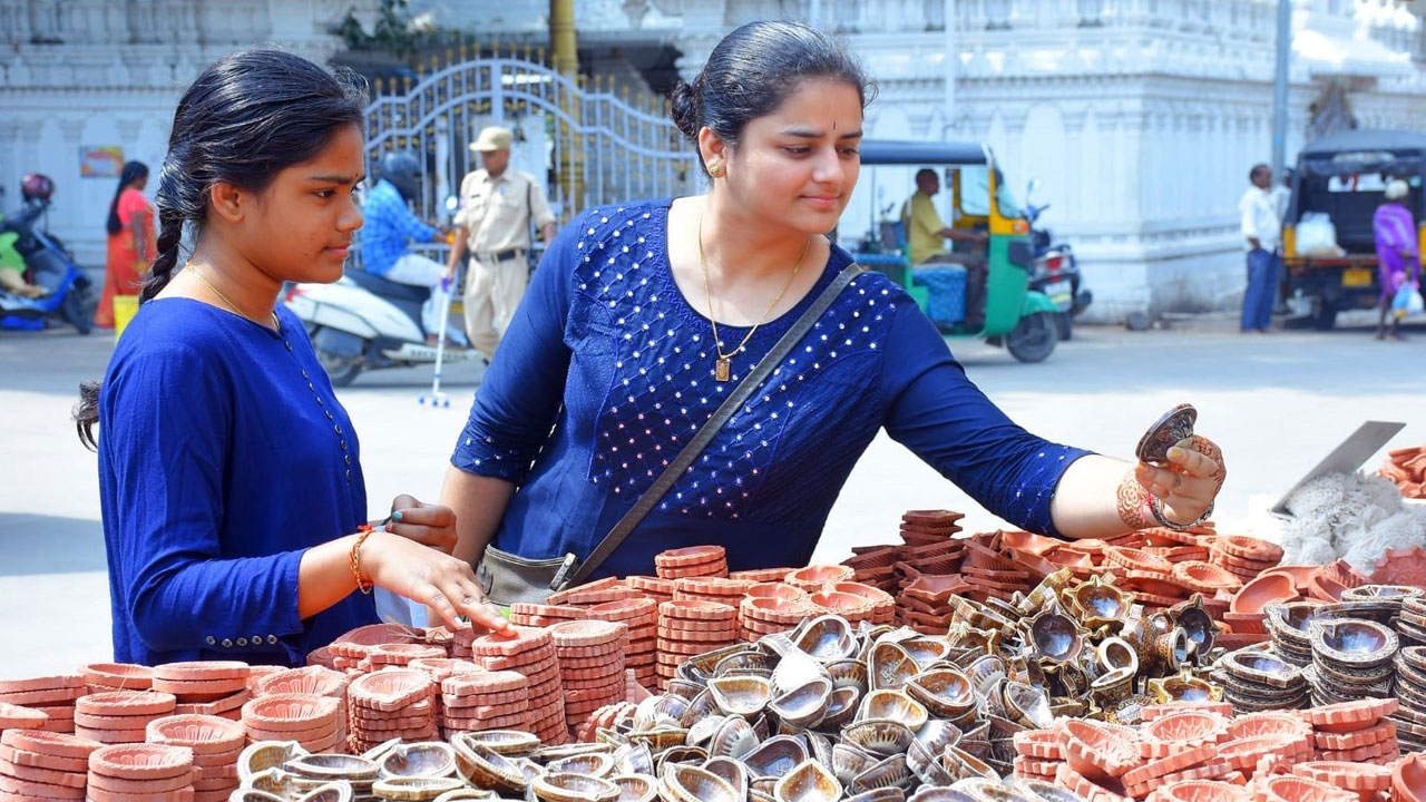 కళా వెలుగులు.. ఈ ప్రమిదలు