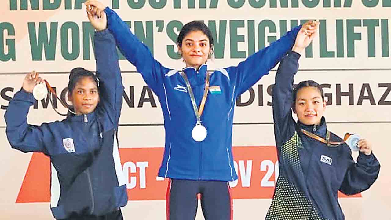అకాంక్ష అదుర్స్