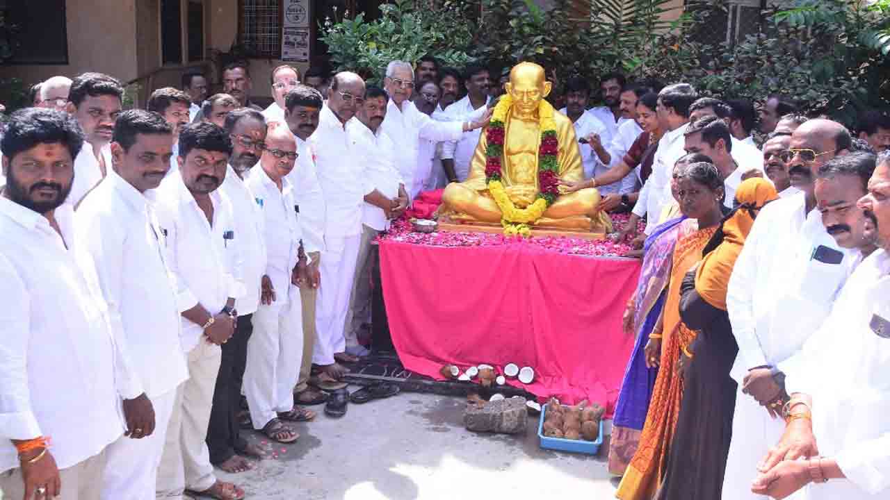 బాపూజీ బాటలో పయనించాలి