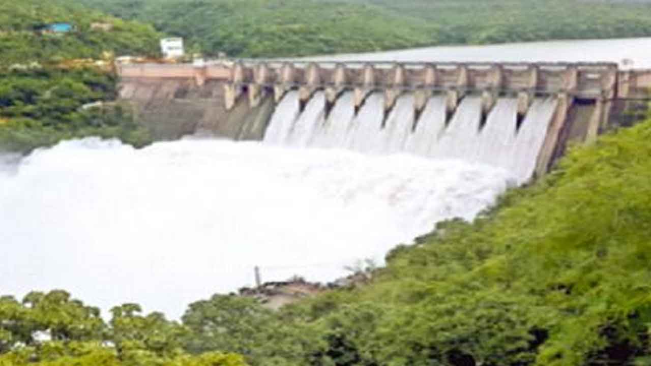 శ్రీశైలం ప్రాజెక్టు 9 గేట్ల ద్వారా నీటి విడుదల