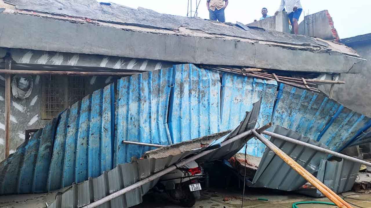 జనగామ జిల్లాలో భారీ వర్షం..పిడుగుపాటుకు ఇల్లు ధ్వంసం